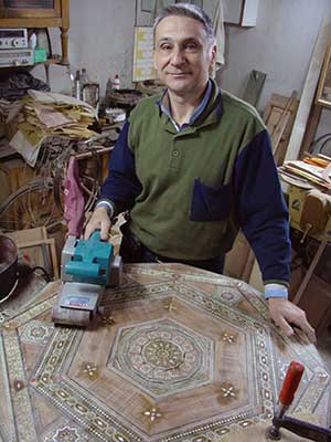 Elias Jenaui, ébéniste de Damas et fabriquant du coffret en marqueterie » Table Magique « dans son atelier