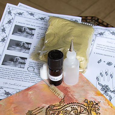 Kit pour le dessin au henné avec 1 Flacon applicateur (15 ml), 1 embout plume en inox à choissir le diamètre de sortie ( 0,5 / 0,7 / 0,9 mm), 1 petit goupillon pour nettoyer l'applicateur et les plumes, 100 g de henné bio, passé à travers une foulard de soie, 1 flacon (5ml) des huiles essentielles pour foncer la couleur et le manuel:  Mehndi, l'art de la peinture corperelle avec du henné