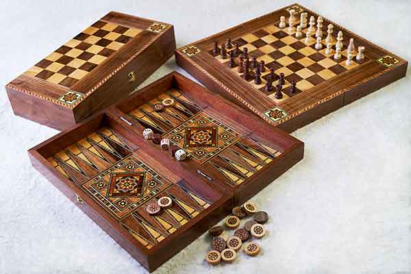 Coffret en marqueterie pour des jeux Échecs, Backgammon et Dames » Table Magique « avec  des pièces d'échecs en bois, des pions en marqueterie et 1 jeu de dés  pour le backgammon