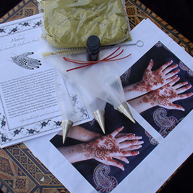 Kit de mehndi (tataouage au henné) avec 3 poches à douille en acier inoxydable, 250 g de henné et 1 flacon des huiles essentielles