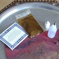 Nachfüllbeutel für Henna-Applikator mit frisch angerührter Henna-Paste, der natürlichen Henna-Tattoo-Farbe für die Hennamalerei auf Haut