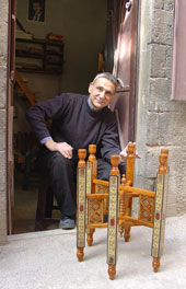 Elias Genaui devant son atelier