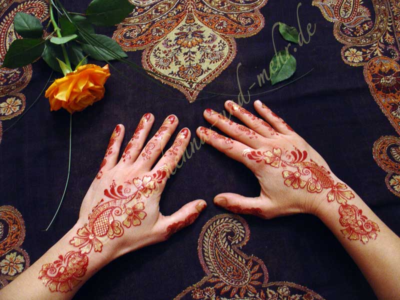 Mehendi-Glittertattoo im Bollywood Stil für Hände