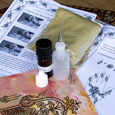 Profi-Henna-Tattoo-Set mit 1 Applikatorflasche (15 ml), 3 Stahllochtüllen, 1 Tropfflasche (5 ml) mit  ätherischen Ölen und 250 g BIO-Henna-Pulver