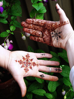 Mains décorées au henné