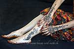 Mit Henna und Galltinte im tunesischen Stil, geschmückte Hände und Füße einer Braut